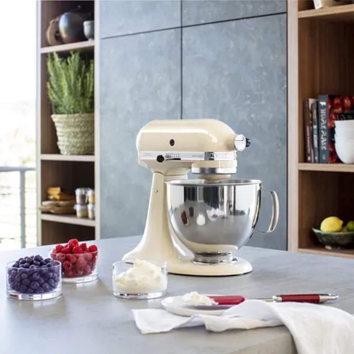 KitchenAid Artisan 125 Επιτραπέζιο Μίξερ 4,8L με Ανακλινόμενη Κεφαλή, Πλανητική Κίνηση Ανάμειξης και 67 Σημεία Ανάμειξης 5KSM125BAC Almond Cream