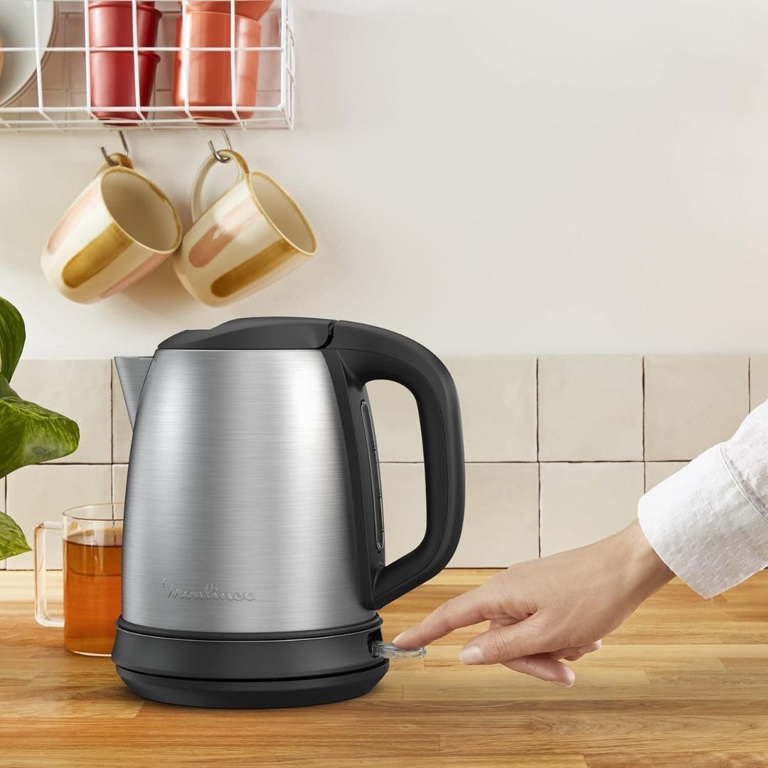 MOULINEX Βραστήρας 2400W 1.7L με Φίλτρο Κατά των Αλάτων, Κρυφό Θερμαντικό Στοιχείο, Βάση 360° & Αυτόματη Απενεργοποίηση BY550D10