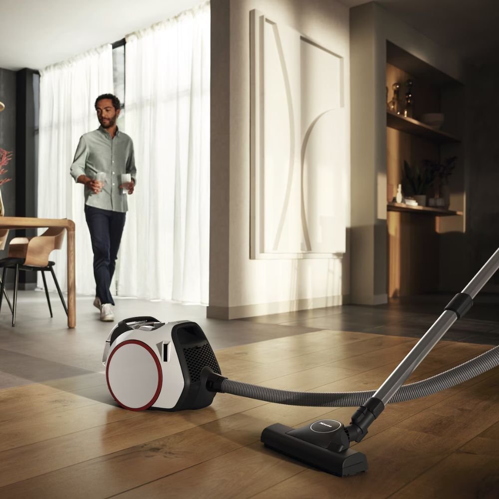 Miele Boost CX1 PowerLine Ηλεκτρική Σκούπα 980W Χωρίς Σακούλα με Χωρητικότητα Κάδου 1L, Vortex Technology & TrackDrive White Lotus